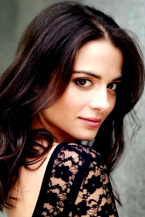  Stephanie Leonidas