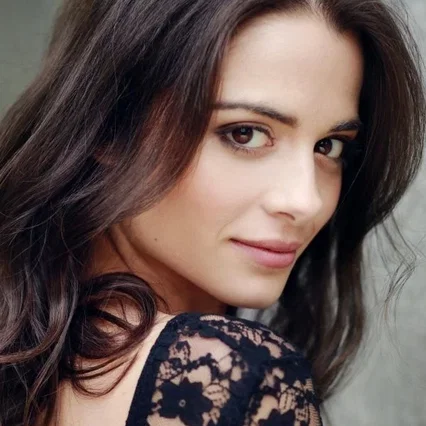  Stephanie Leonidas
