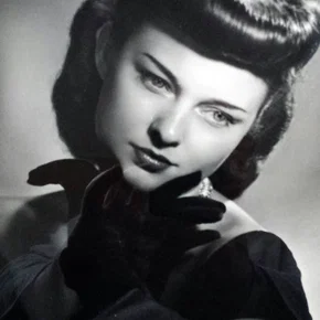 Photo star :  Lenore Aubert