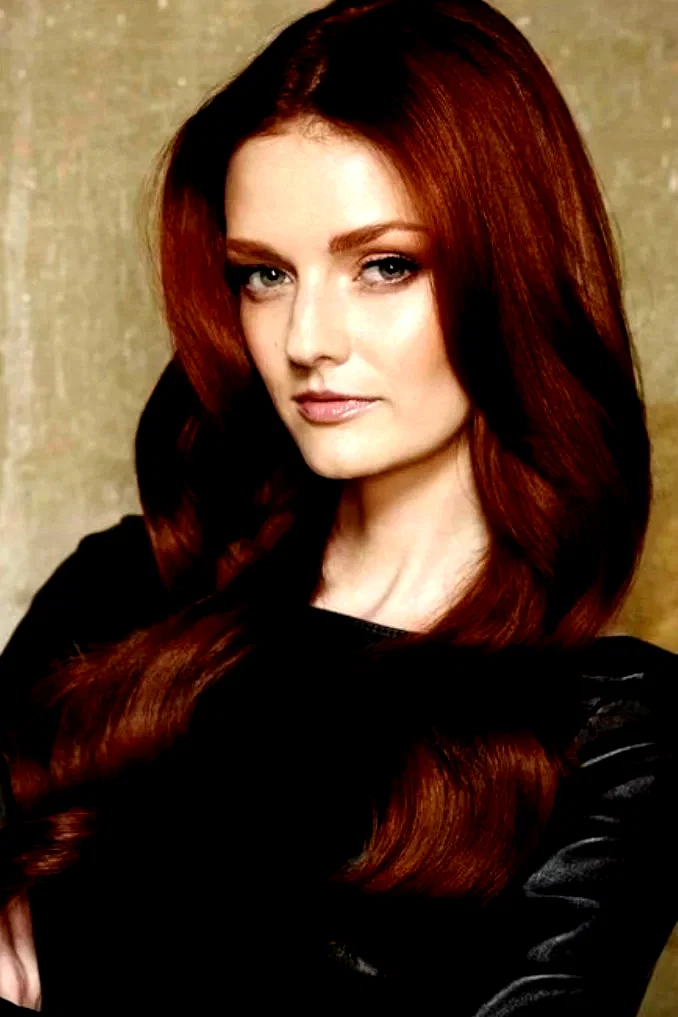  Lydia Hearst