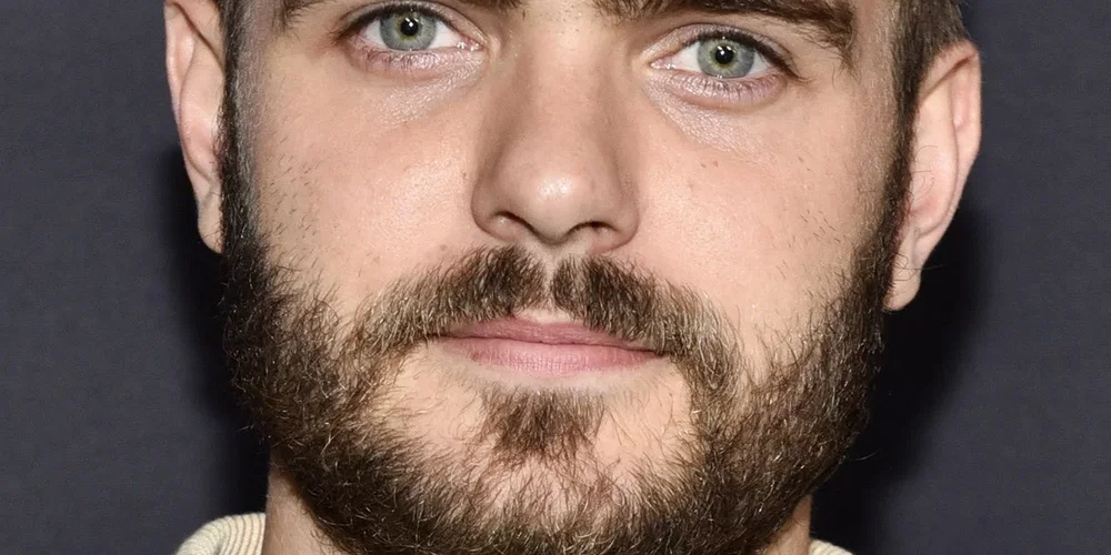 Alex Roe : sa biographie, filmographie, et quelques photos