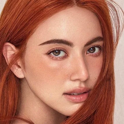  Davika Hoorne