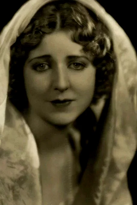  Gloria Grey