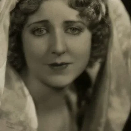  Gloria Grey