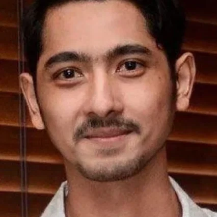  Arya Saloka