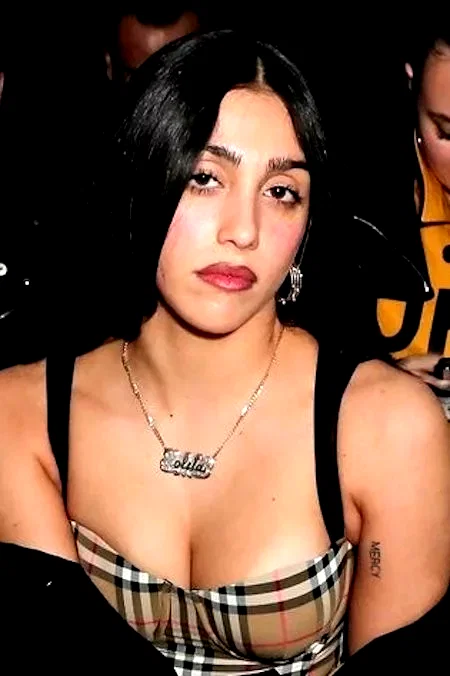  Lourdes Leon