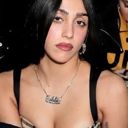  Lourdes Leon
