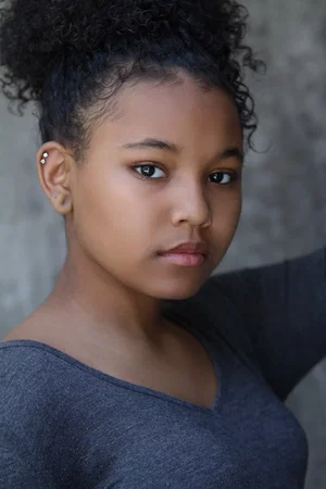  Ariana Neal photo