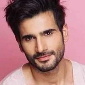 Photo star :  Karan Tacker