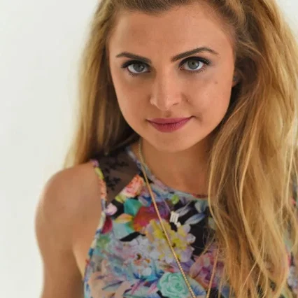  Stephanie Simbari