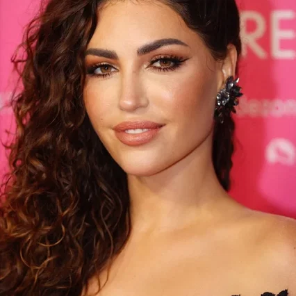  Yolanthe Cabau