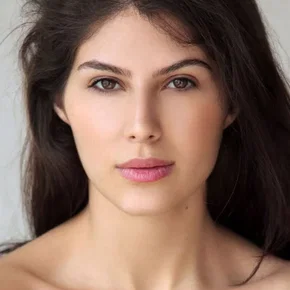 Photo star :  Elnaaz Norouzi