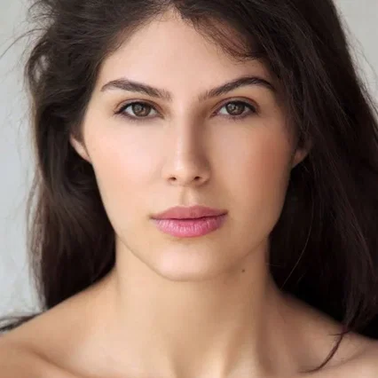  Elnaaz Norouzi
