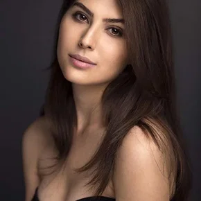 Photo star :  Elnaaz Norouzi