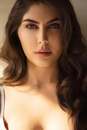  Elnaaz Norouzi