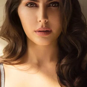 Photo star :  Elnaaz Norouzi