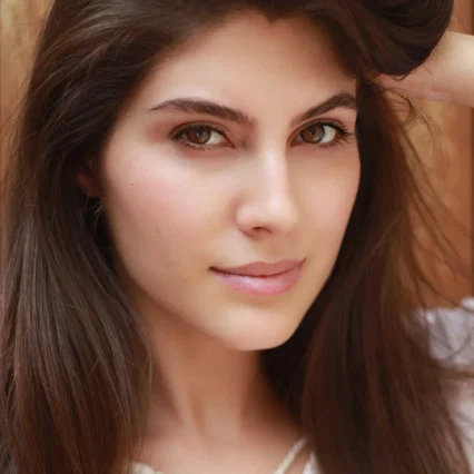  Elnaaz Norouzi