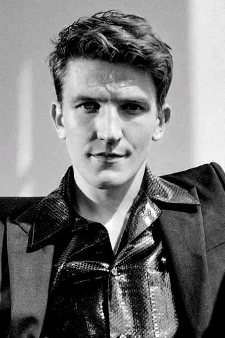  Ewan Mitchell
