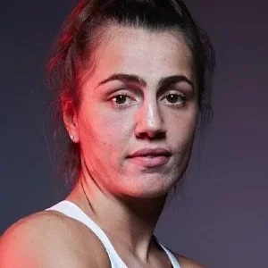  Ellie Scotney