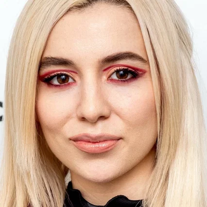  Ava Max