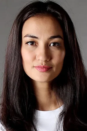  Atiqah Hasiholan