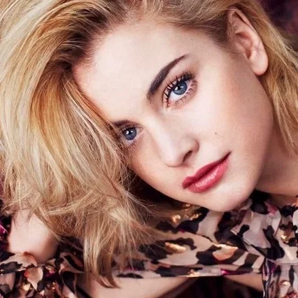  Stefanie Martini