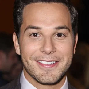 Photo star : Skylar Astin