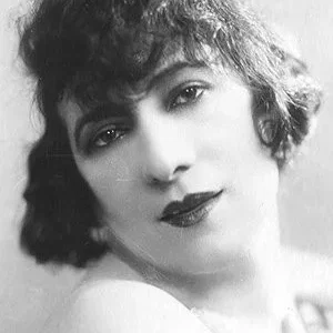  Tonia Navar