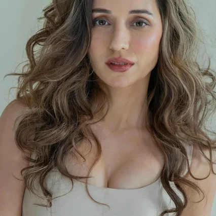  Helly Daruwala