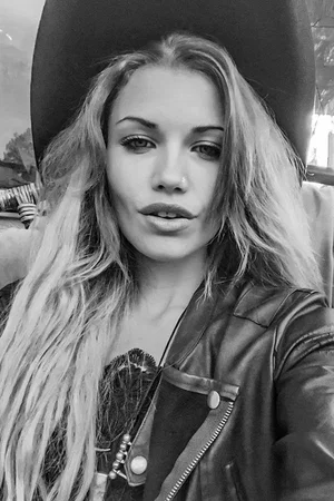  Ellie Patrikios