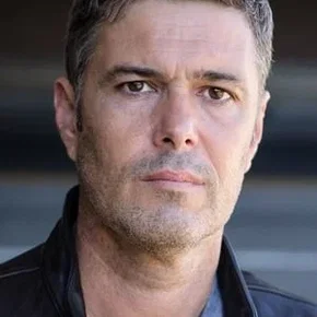 Photo star :  Carlos Bernard