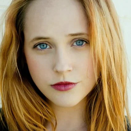  Nicole Elliott