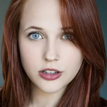  Nicole Elliott