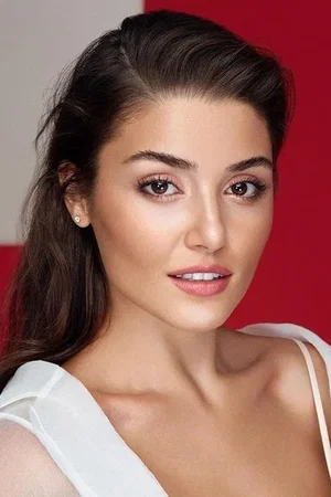  Hande Erçel photo
