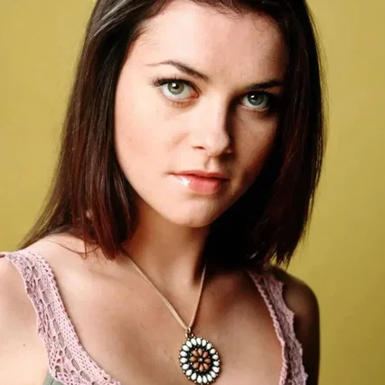  Holly Davidson