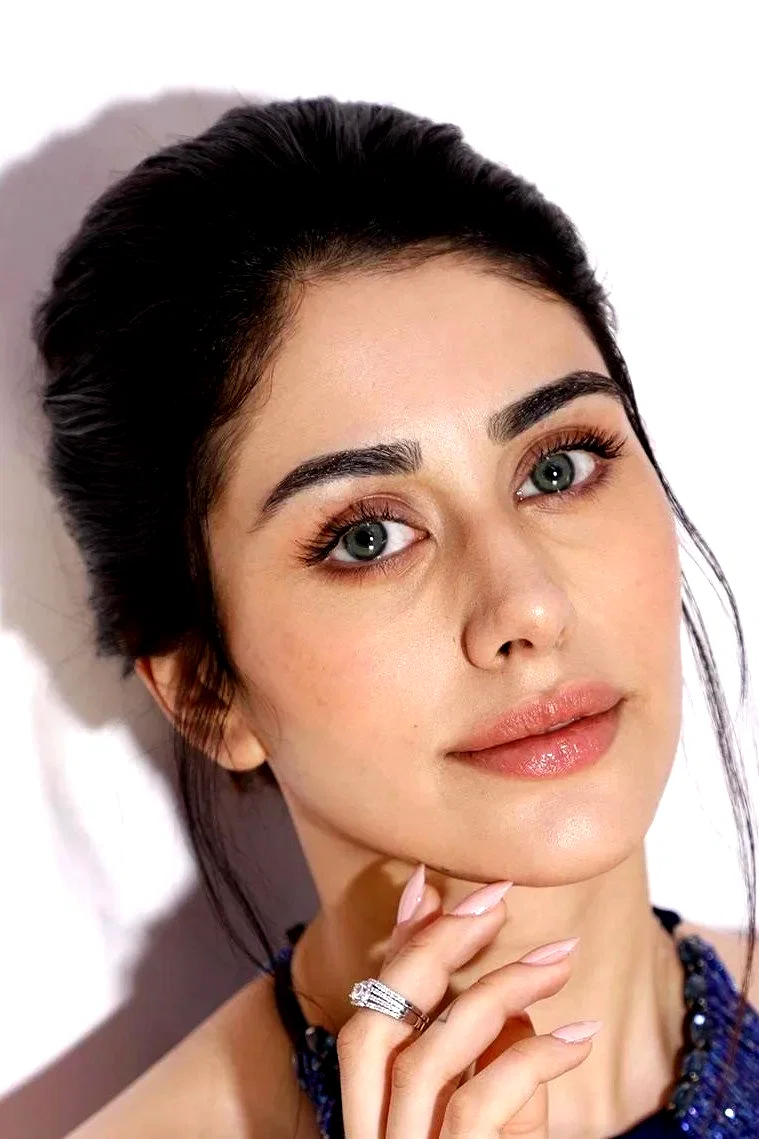  Warina Hussain