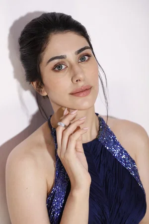  Warina Hussain photo
