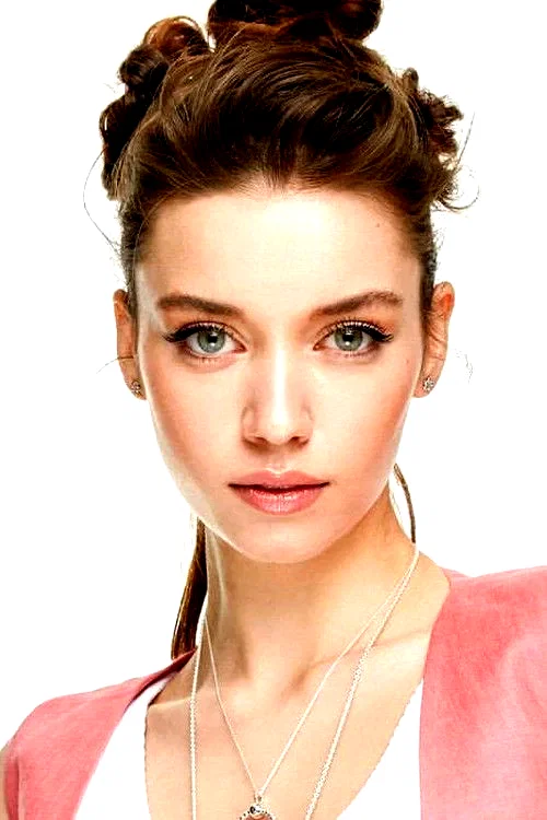  Afra Saraçoğlu