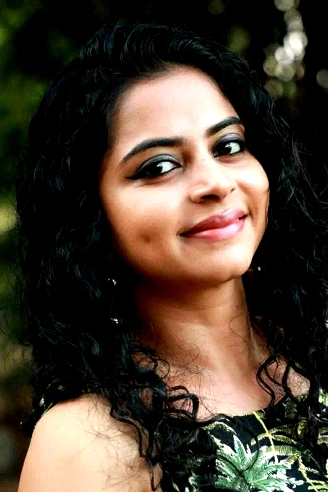  Gayatri Rema