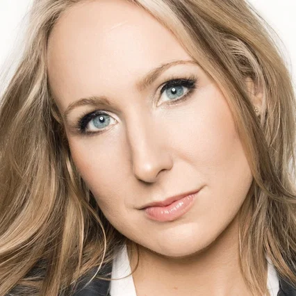  Nikki Glaser