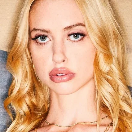  Chloe Cherry