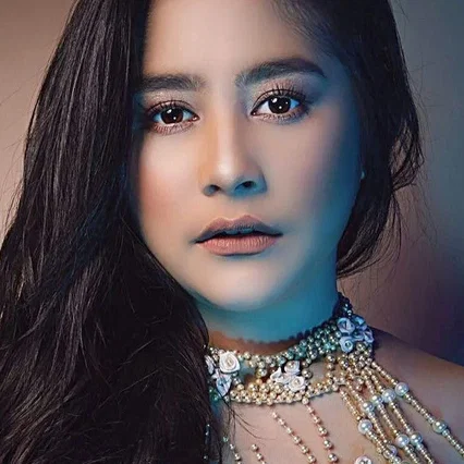  Prilly Latuconsina