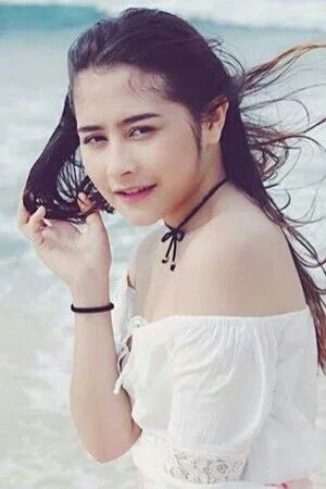  Prilly Latuconsina
