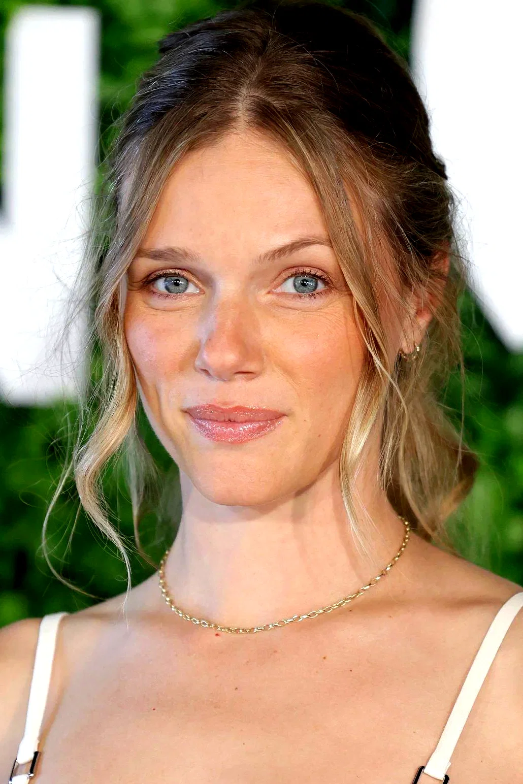  Tracy Spiridakos