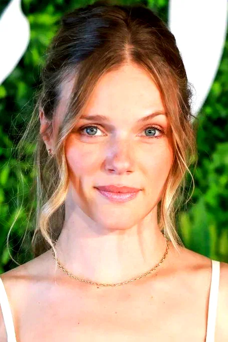  Tracy Spiridakos