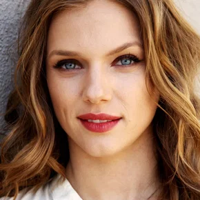 Photo star :  Tracy Spiridakos