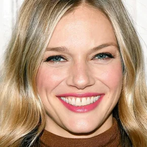 Photo star :  Tracy Spiridakos