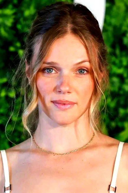  Tracy Spiridakos