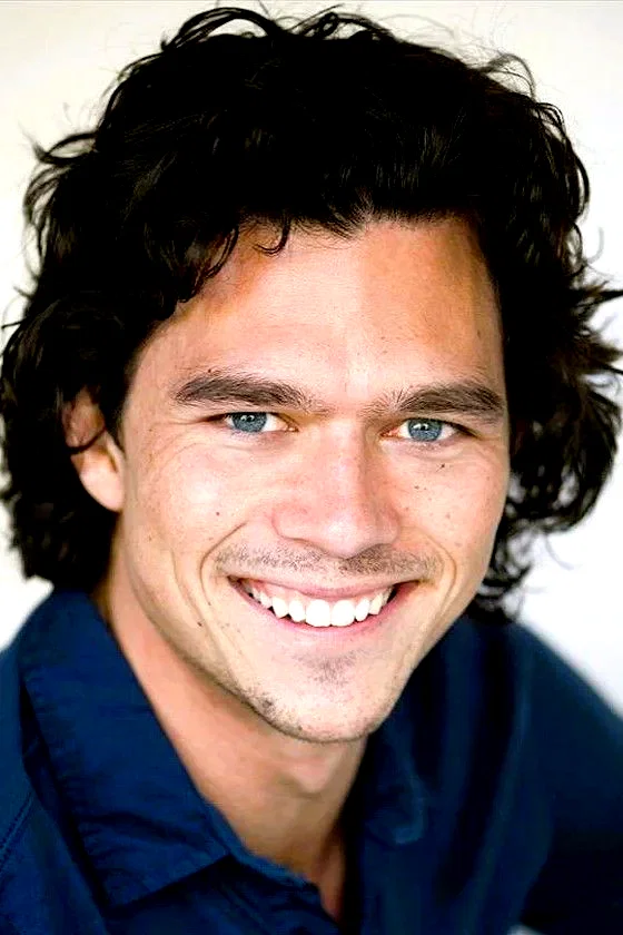  Luke Arnold