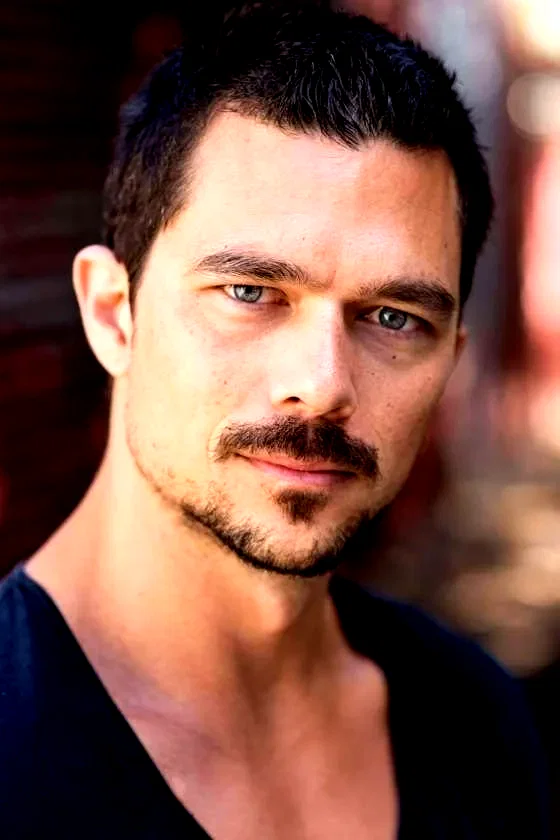  Luke Arnold